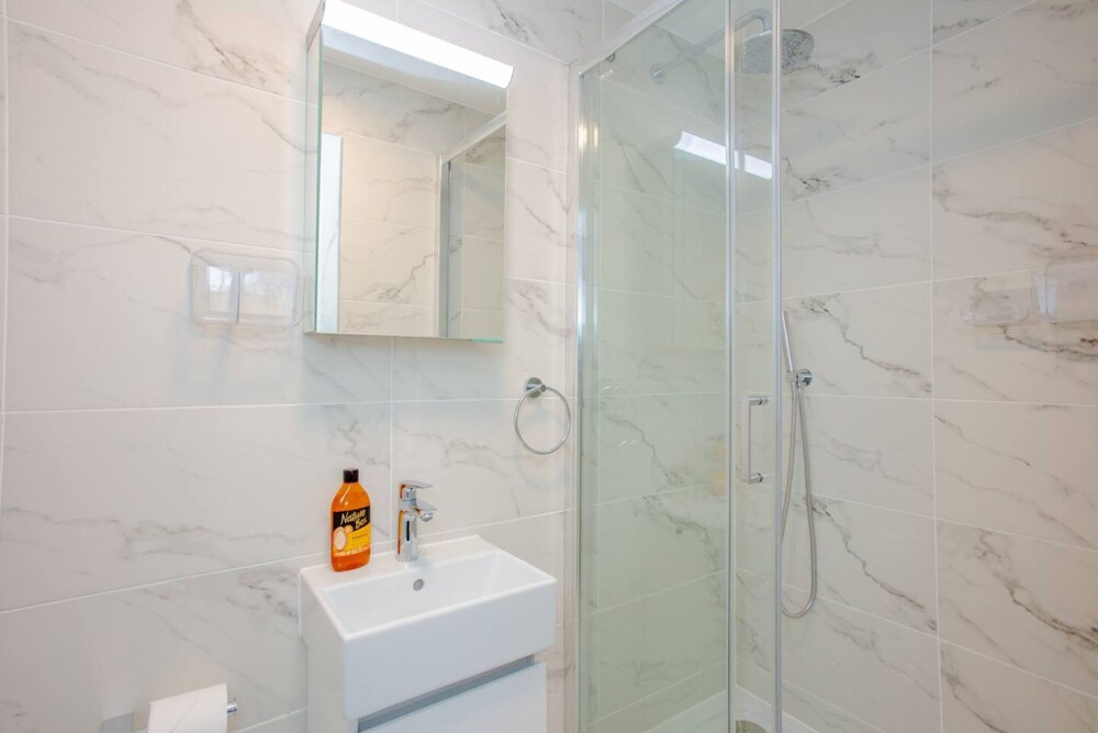 Bright 1 Bedroom Apartment in West London