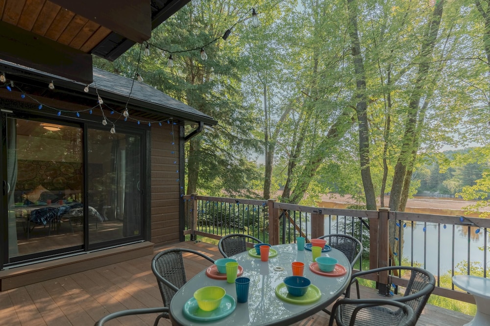 The Phoenix - Riverside Chalet With Beach