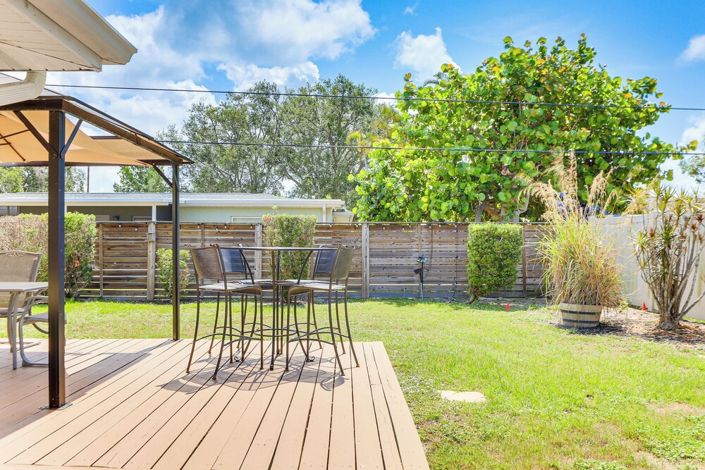 Poolside Oasis 6 Mi to Beaches: Sarasota Hideaway!