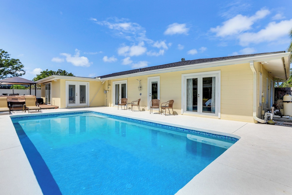 Poolside Oasis 6 Mi to Beaches: Sarasota Hideaway!