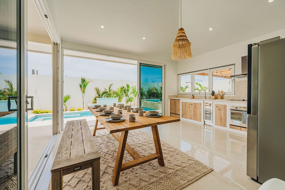 Bohostyle Villa 3min to Beach Hottub 8 Sleeps