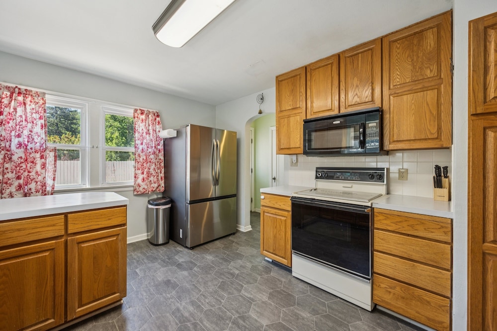 Charming Home Near Unc & Dt Greeley 5 Bedroom Home