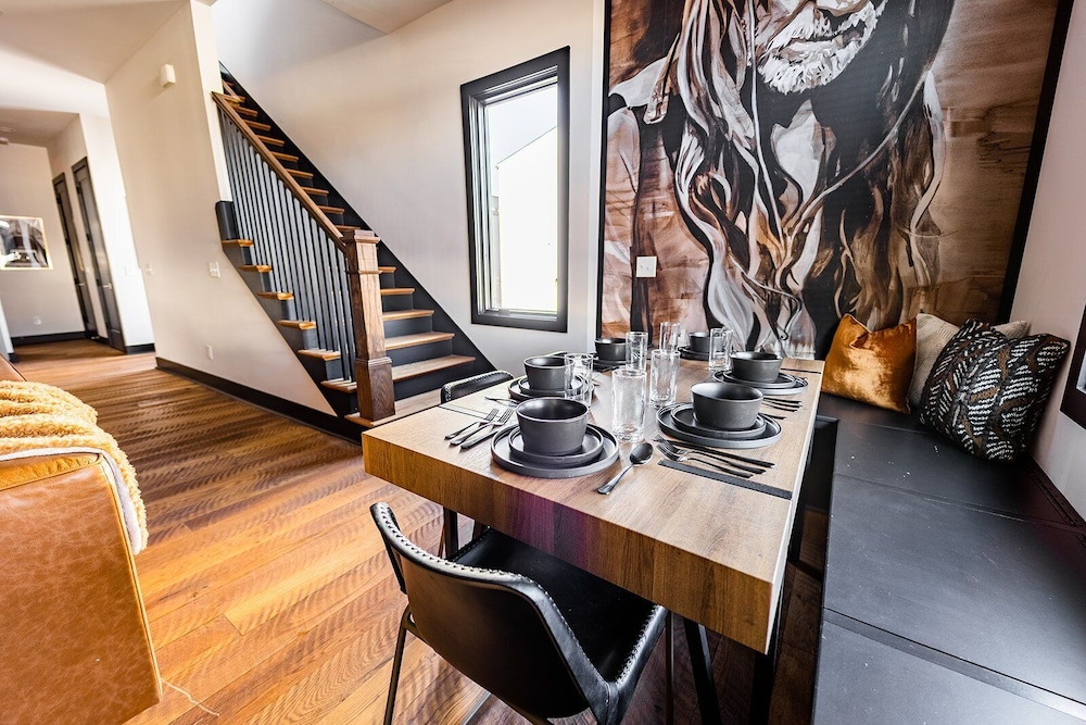 Heart of Gulch - 4 Min to Broadway - Designer Home