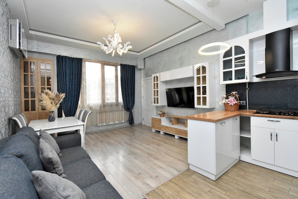 Teryan street apartment on 5 floor
