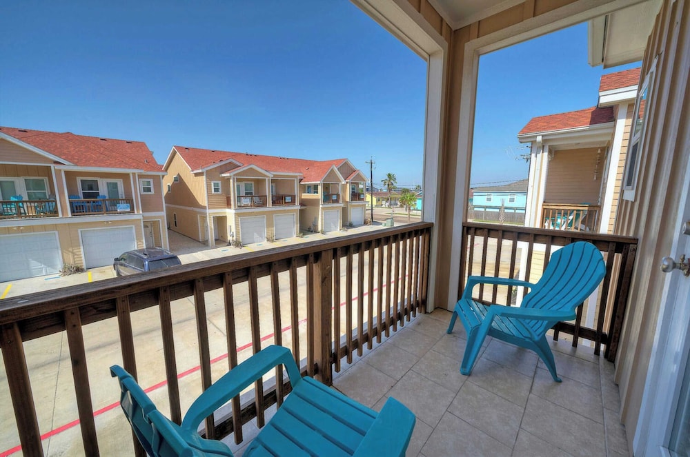 Sleeps 29, 3 Homes Beachside Resort Pool, Walk to the Beach