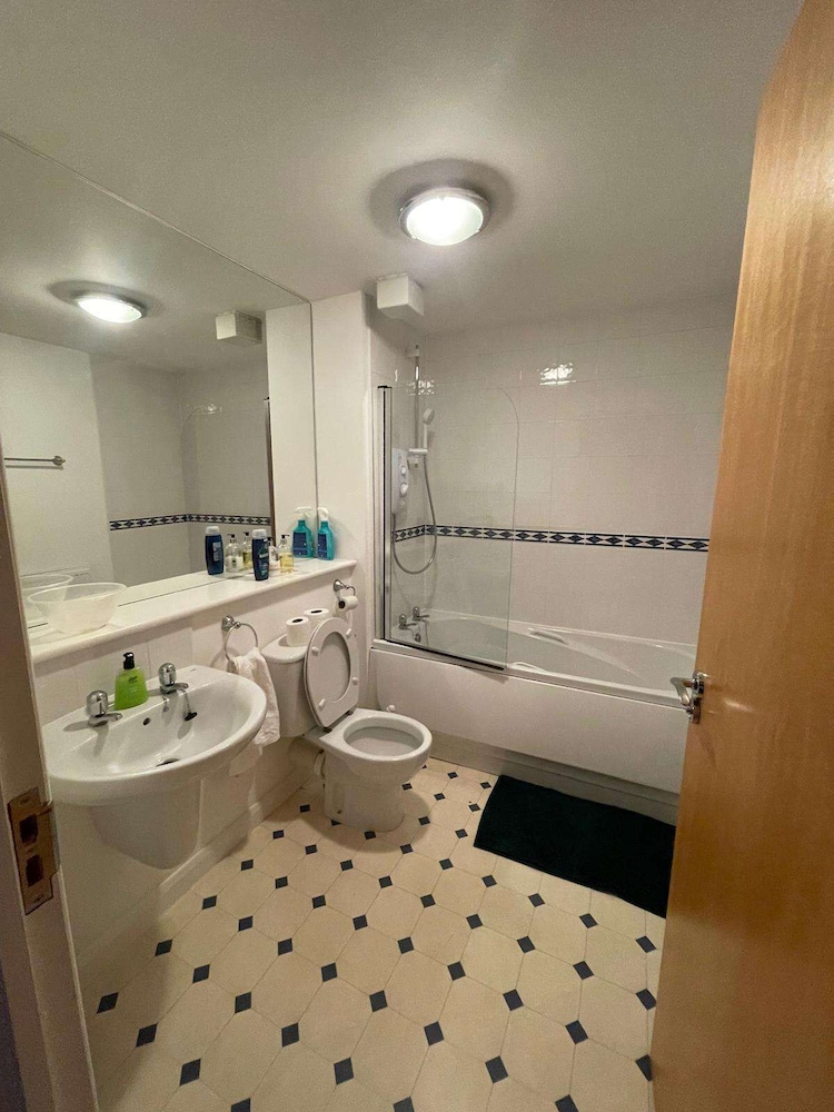 3 Bed Flat - Sleeps 6 - Parking - Wifi