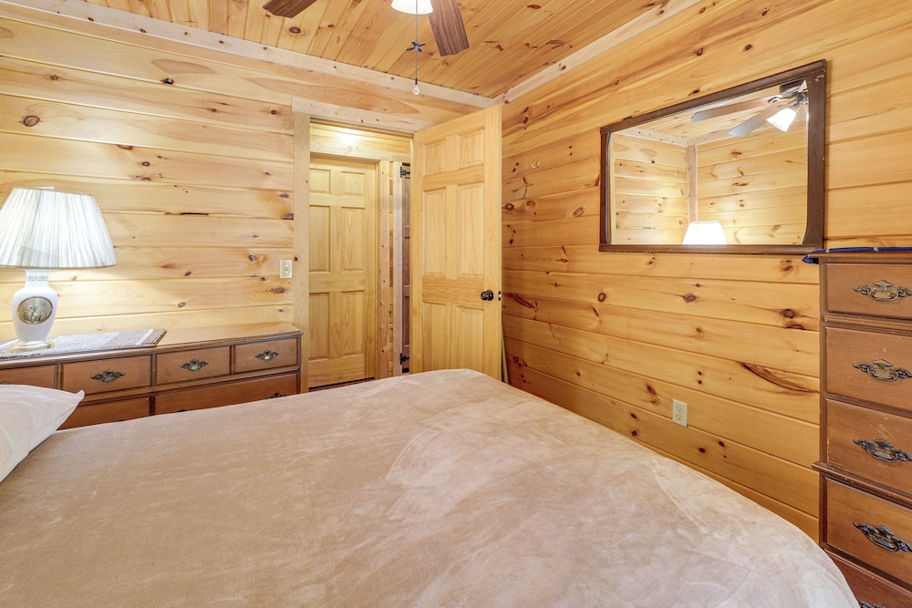Rustic, Woodsy Cabin in Palestine w/ Pool Table!