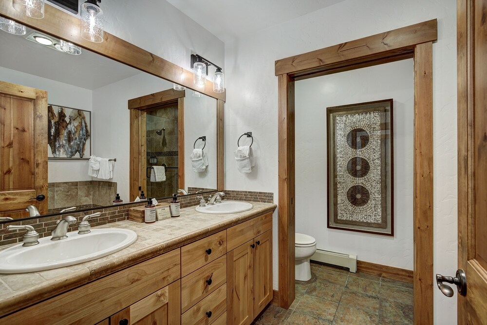 Updated, Modern Townhome With Private Garage 2 Bedroom Condo