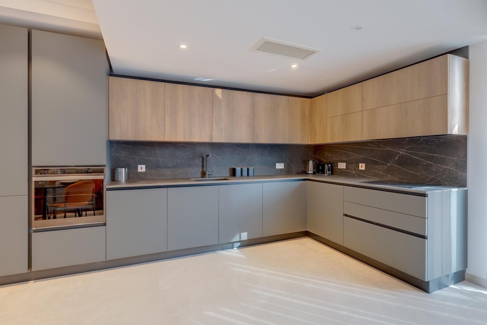 Luxury 2BR Apartment in Portomaso photo 4