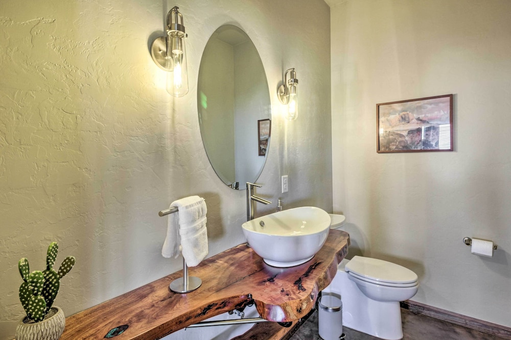 Pastoral Elgin Escape w/ Covered Patio & Grill!
