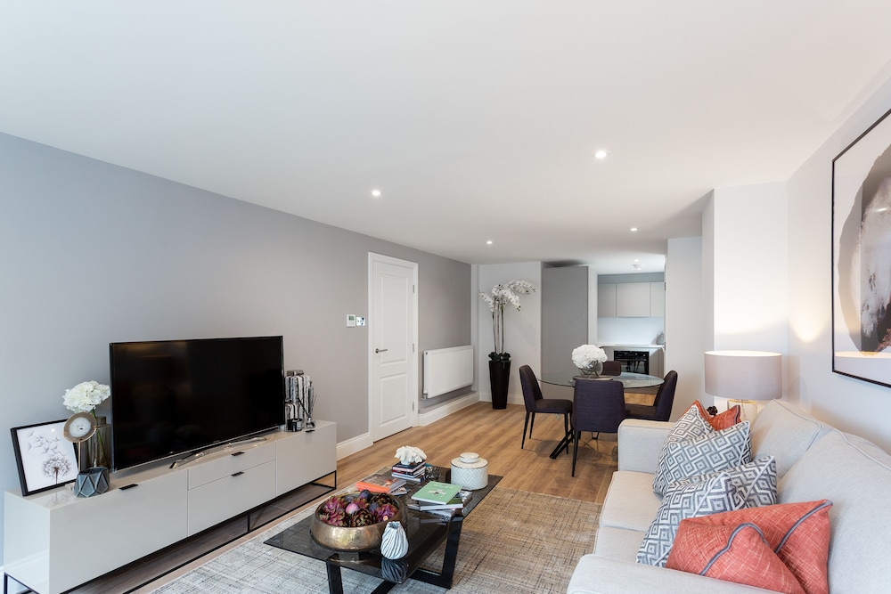 The Carlyle - Elegant Serviced Apartments