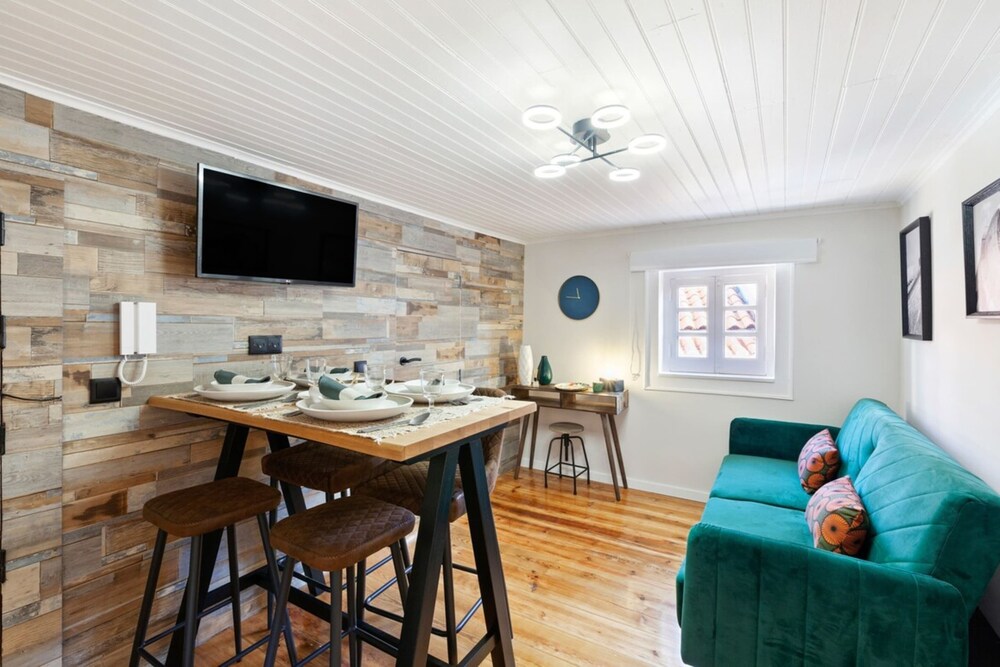 Modern & Bright One Bed Apt in St George's Castle view 3