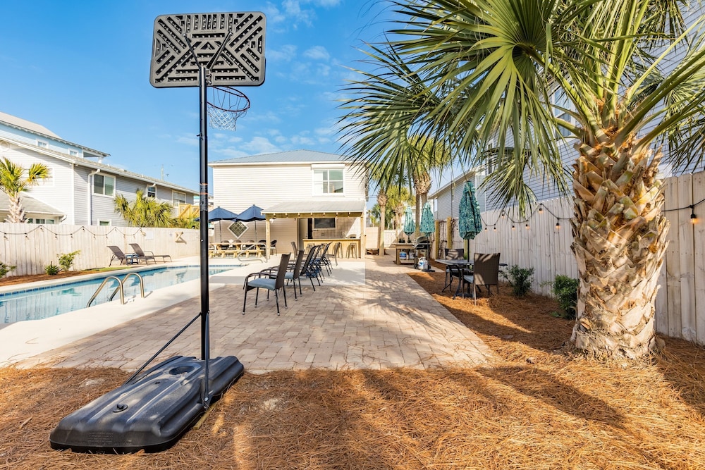 Destin Dolphin by Avantstay 2 Mins Walk To Beach w Pool Large Outdoor Entertaining Area