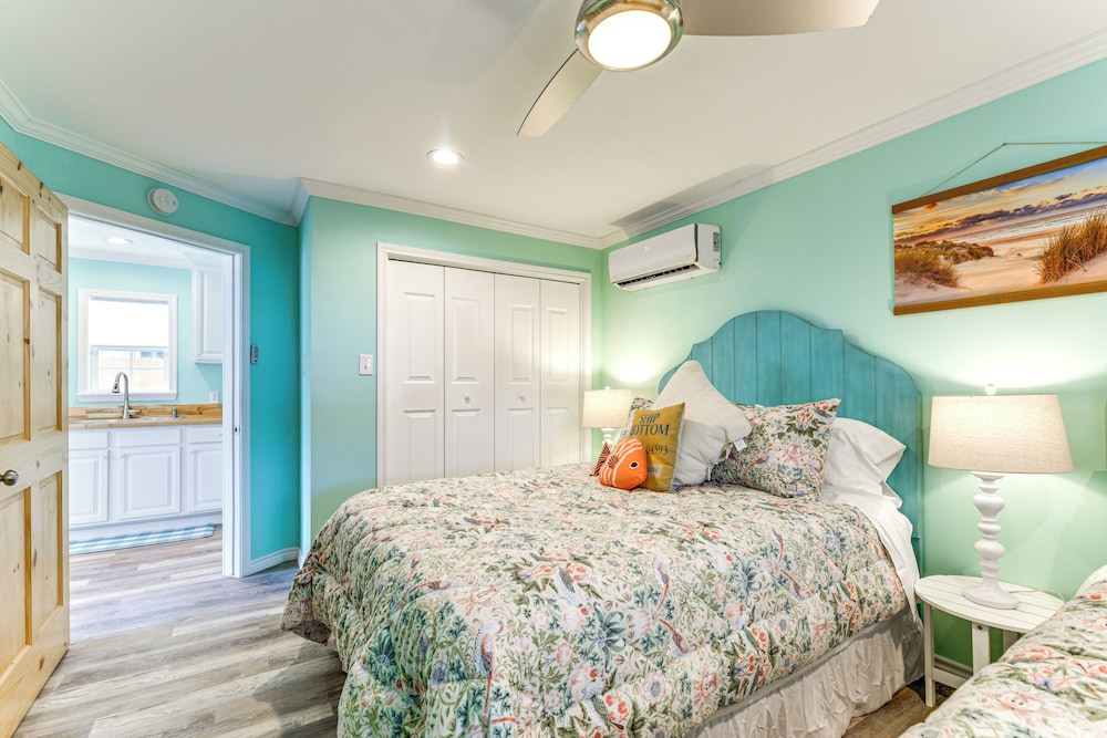 Walk to Pier & Dining: Central Rockport Cottage