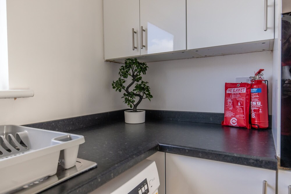 Modern 3 Bed House-free Parking