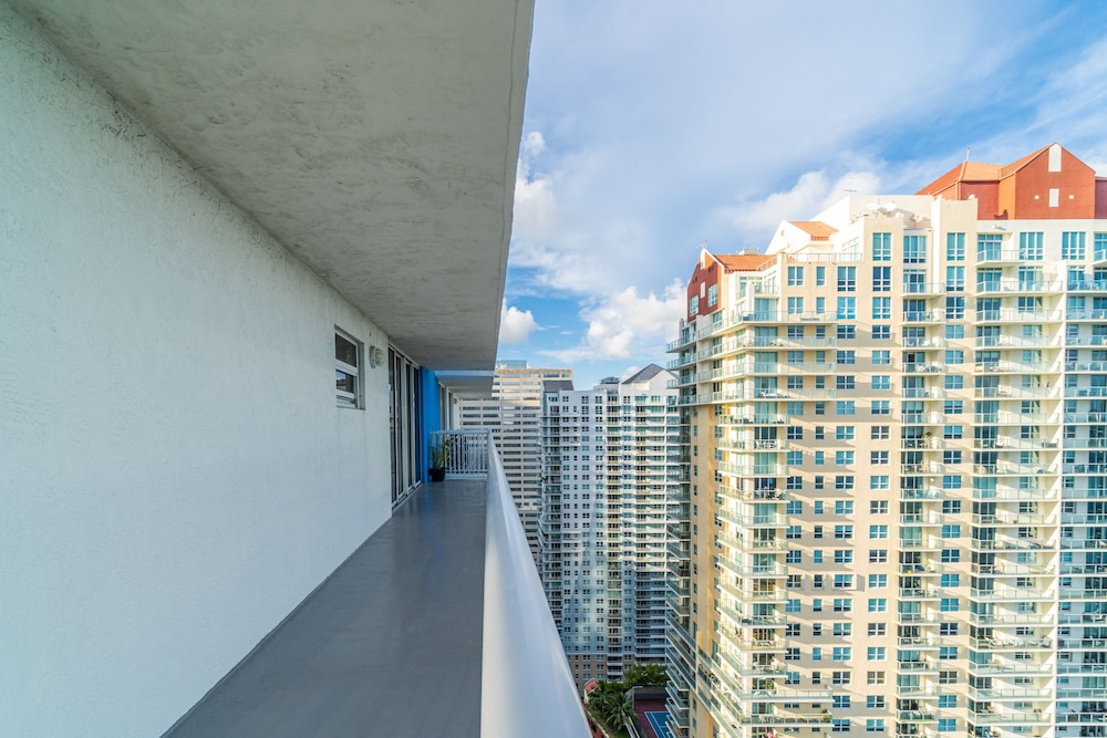 Luxury Apartments W Pool & Ocean views