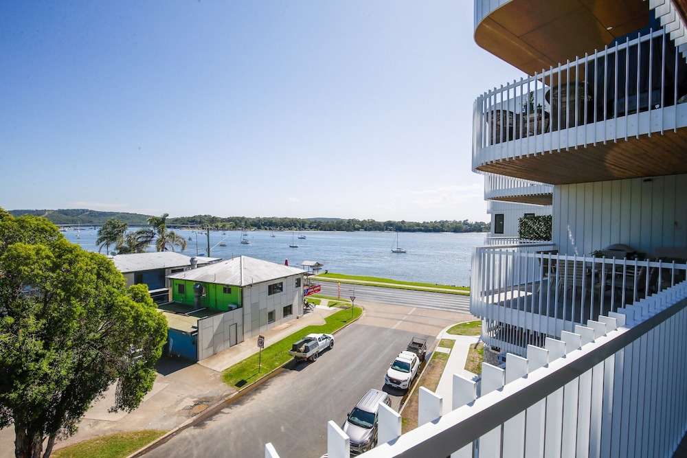 Glorious 2-bed With Waterside Balcony Views
