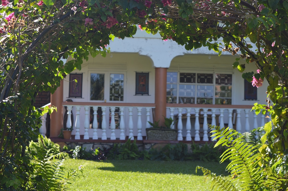 Colonial Residence