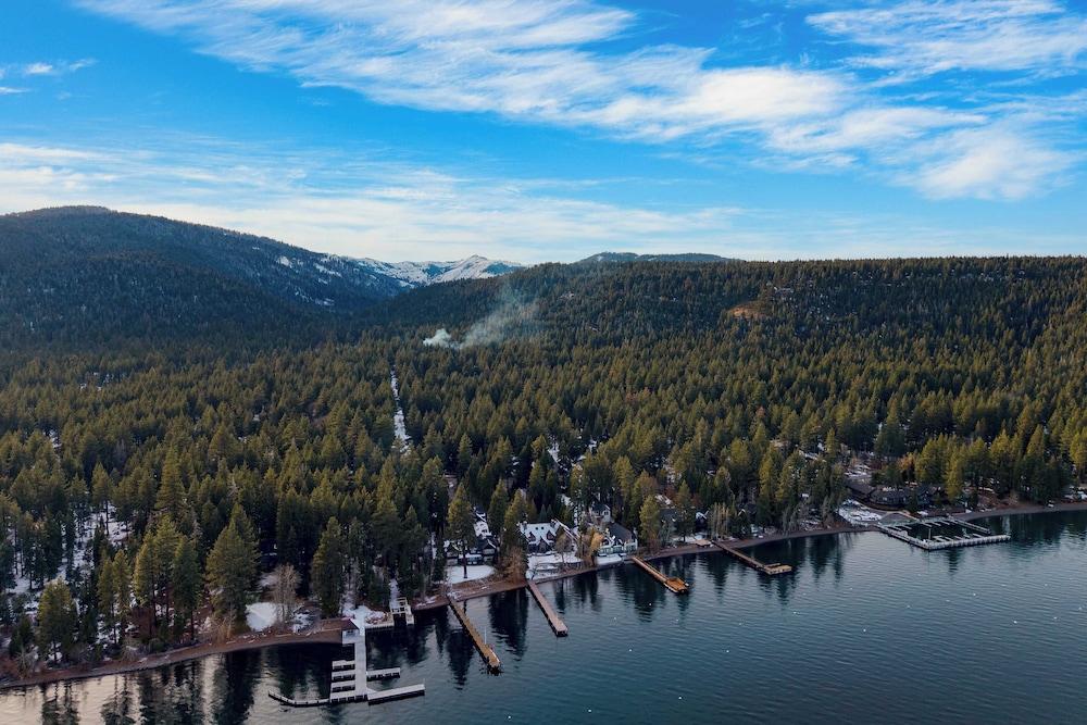Westlake Cabin by Avantstay Hot Tub, Near Skiing, Walk to Restaurants & Lake!