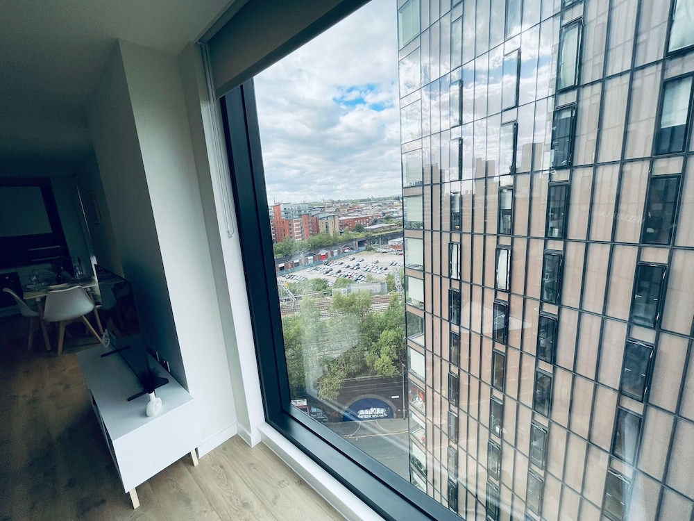 City Sky View Centre Luxe Apartment - 2 Bedrooms
