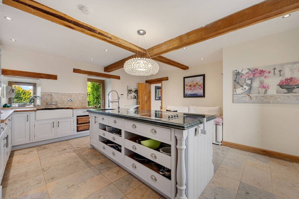 5-bed Retreat, Sleeps 12 in Harrogate With Hot Tub