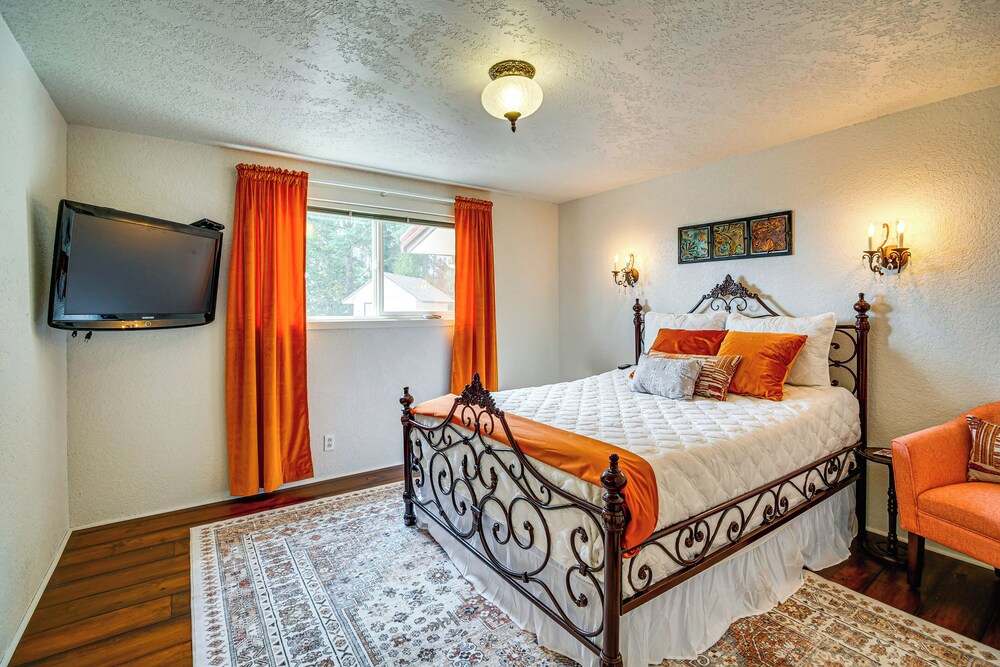 4 Mi to River: Umpqua Valley Villa w/ Fire Pit!