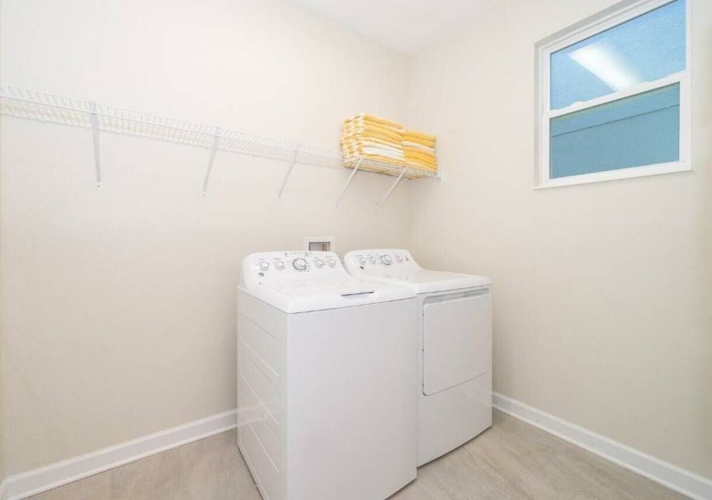 Sleeps 17 - Luxury 6bdhome With Pool Storey Lake