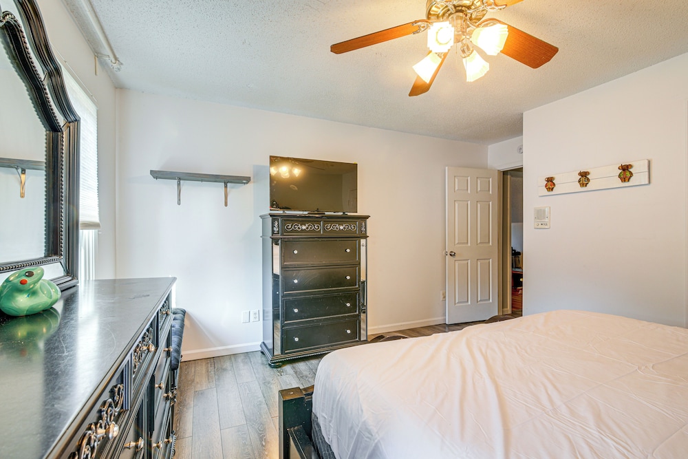 Residential Cul-de-sac: Suburban Memphis Hideaway!
