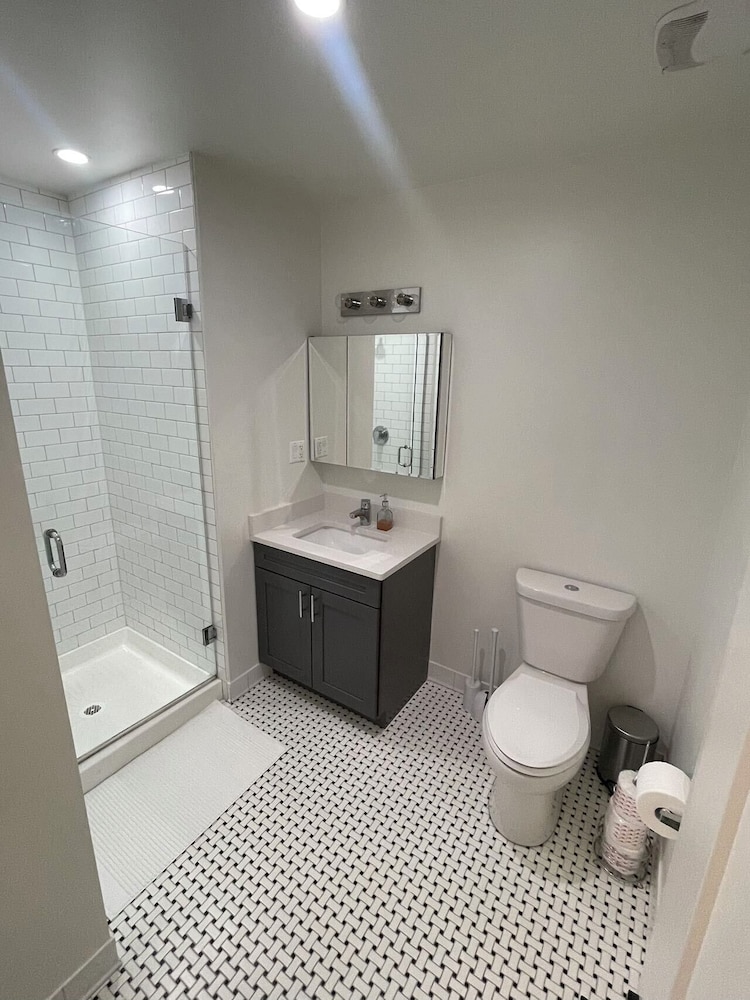 Cozy and Modern Stay in the Heart of C