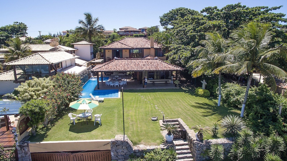 Casa com Cinco Quartos Pé na Areia