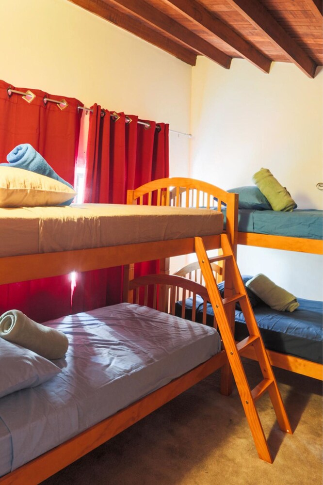 Los Mostros Hostel