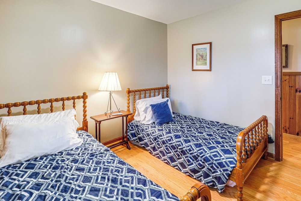 Hike & Leaf Peep! Peaceful Home in Laurel Springs