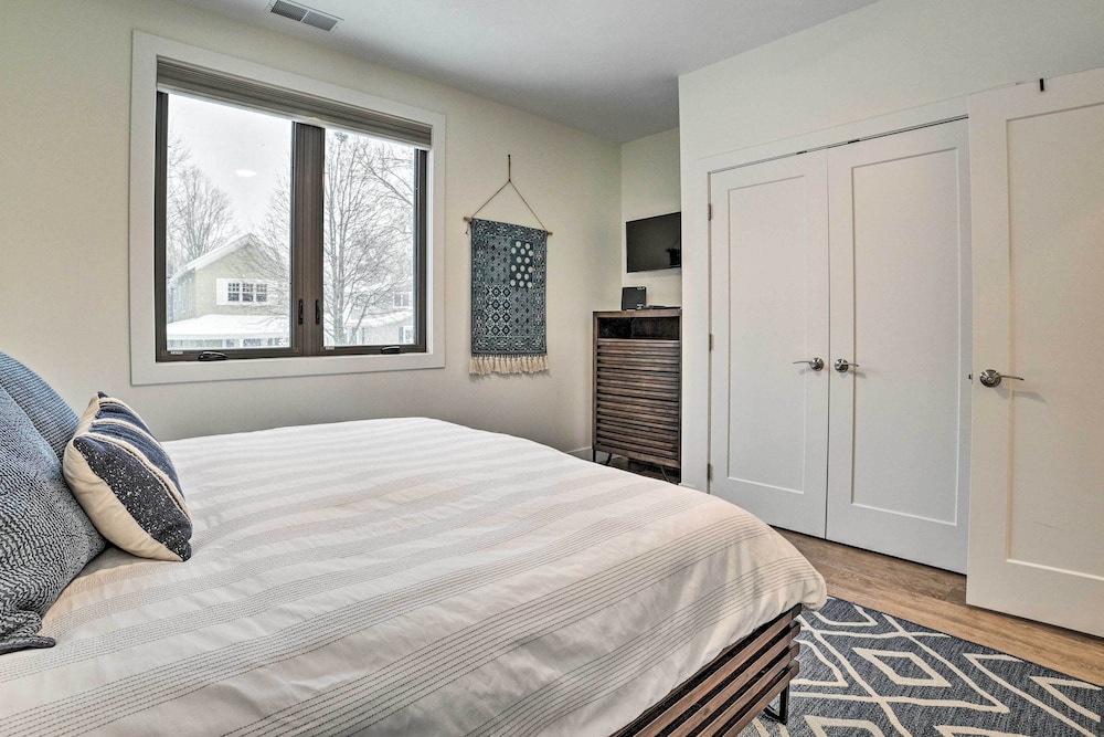 Traverse City Condo: Half Mi to Front Street! view 4