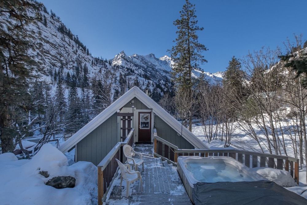 Icicle Chalet 1 Bedroom Cabin