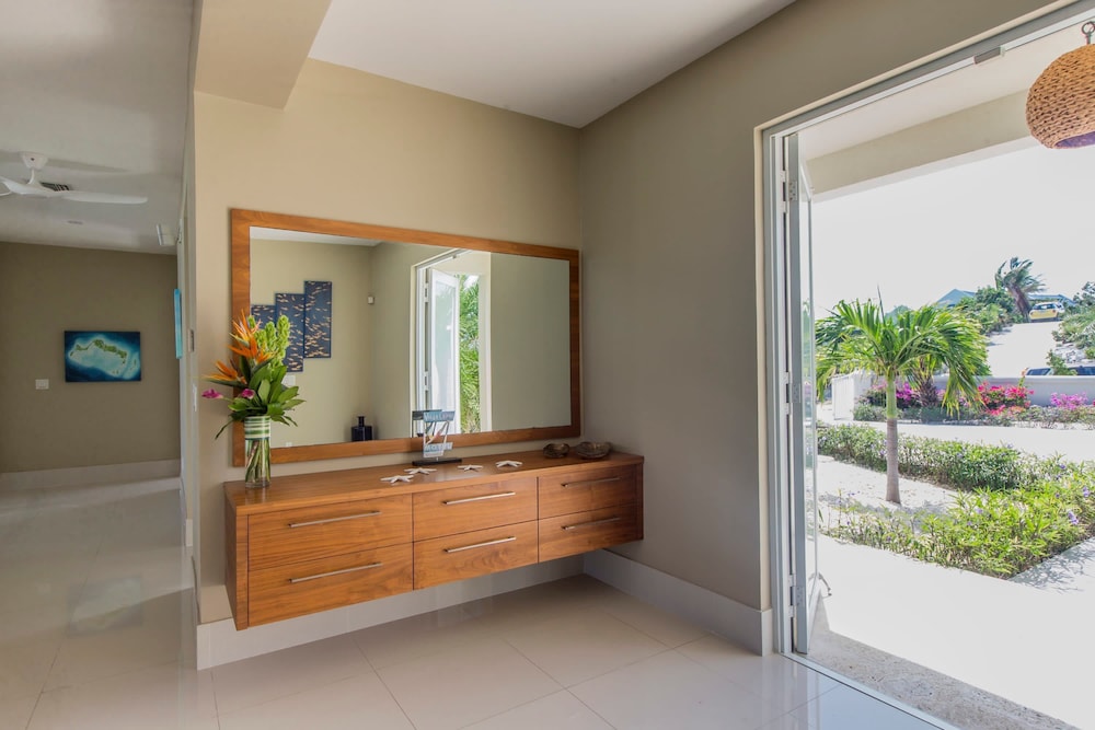 5 BR Waterfront Villa On Chalk Sound Blue Water