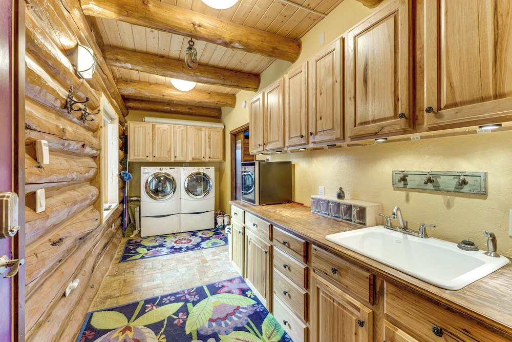 Secluded Angel Fire Retreat: Deck + Stunning View!