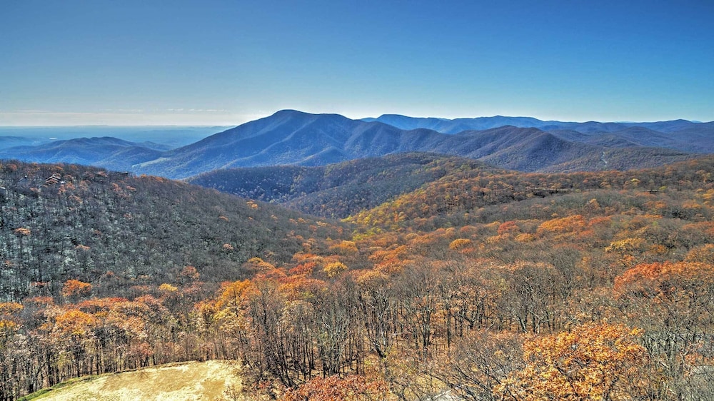 Wintergreen Home w/ Hot Tub, Deck & Mountain Views view 5