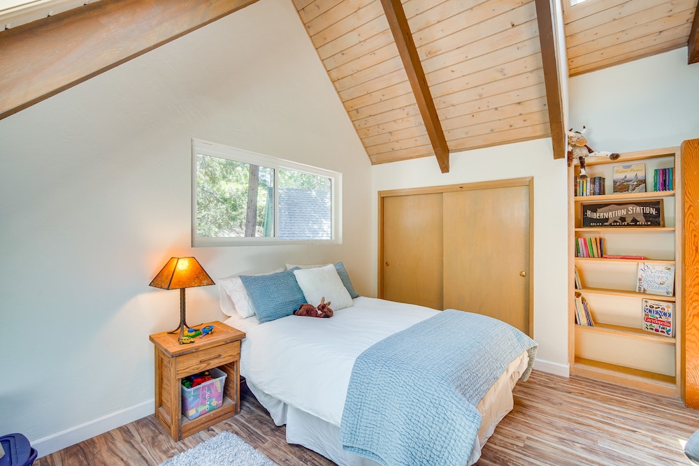 Steps to Lake Arrowhead: Cabin w/ Bbq!