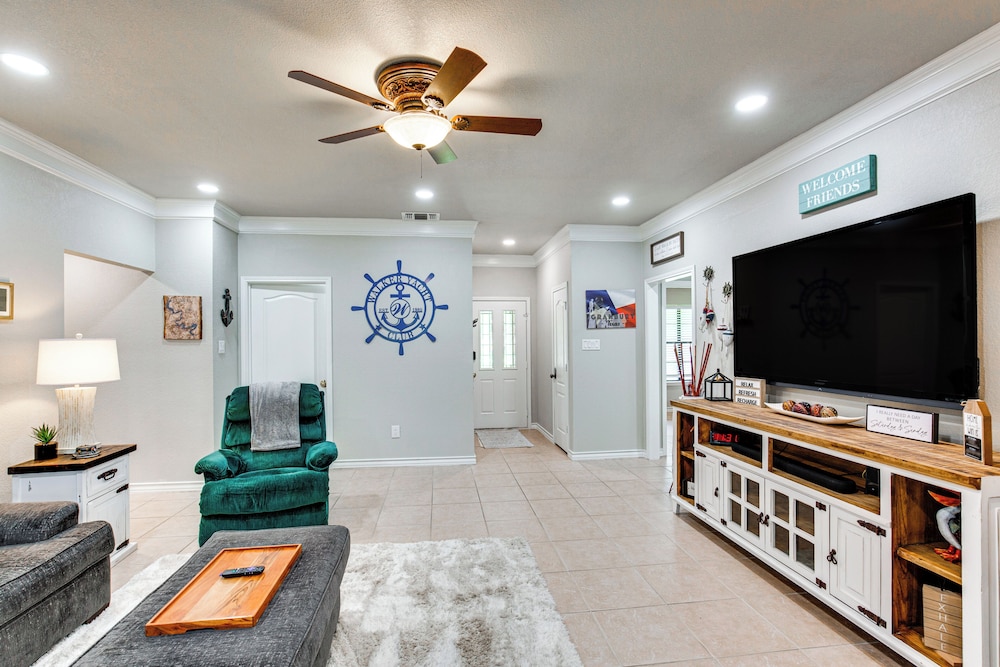 Home on Lake Granbury w/ Hot Tub: 5 Mi to Dtwn!