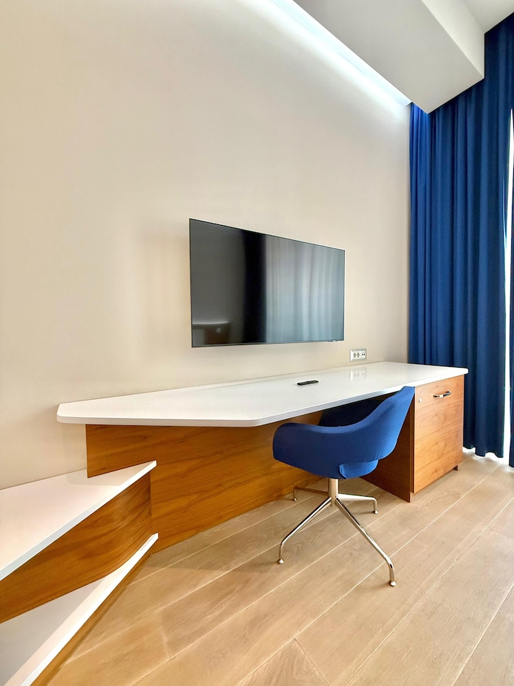 Condo Studio Plaza