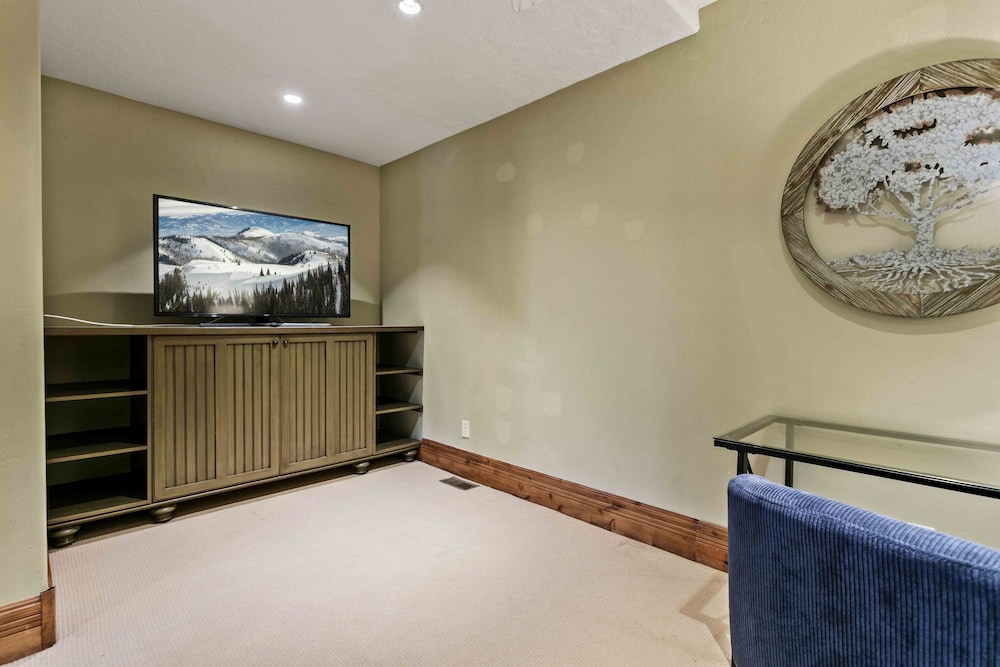 6565 Lookout Drive - Four Bedroom with Spa 4 Condo