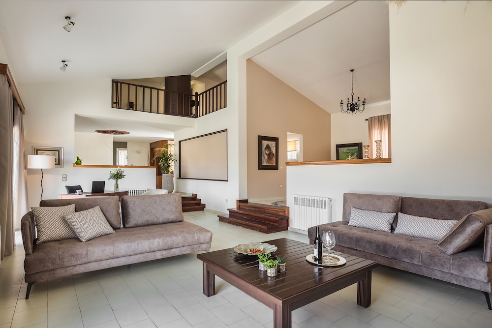 Malibu Studios & Apartments