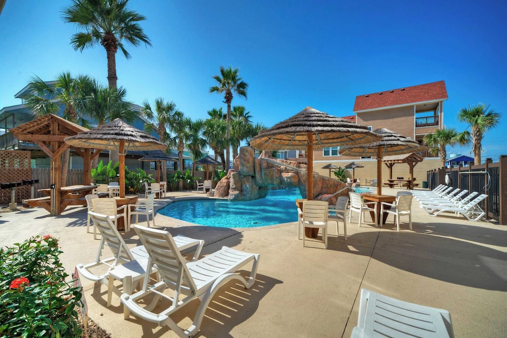 Sleeps 29, 3 Homes Beachside Resort Pool, Walk to the Beach