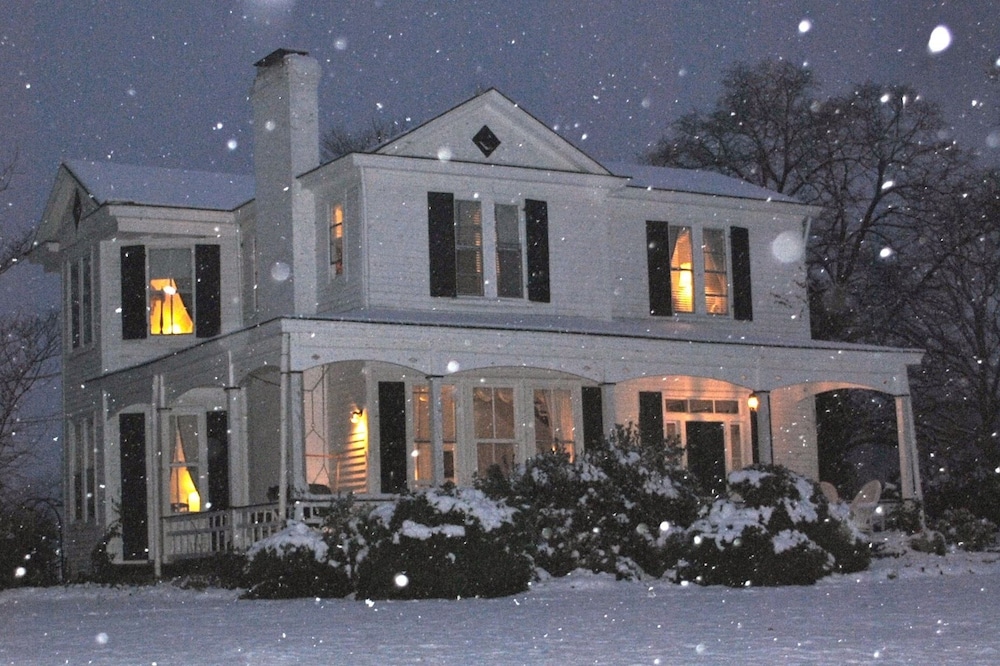 Inn On Poplar Hill