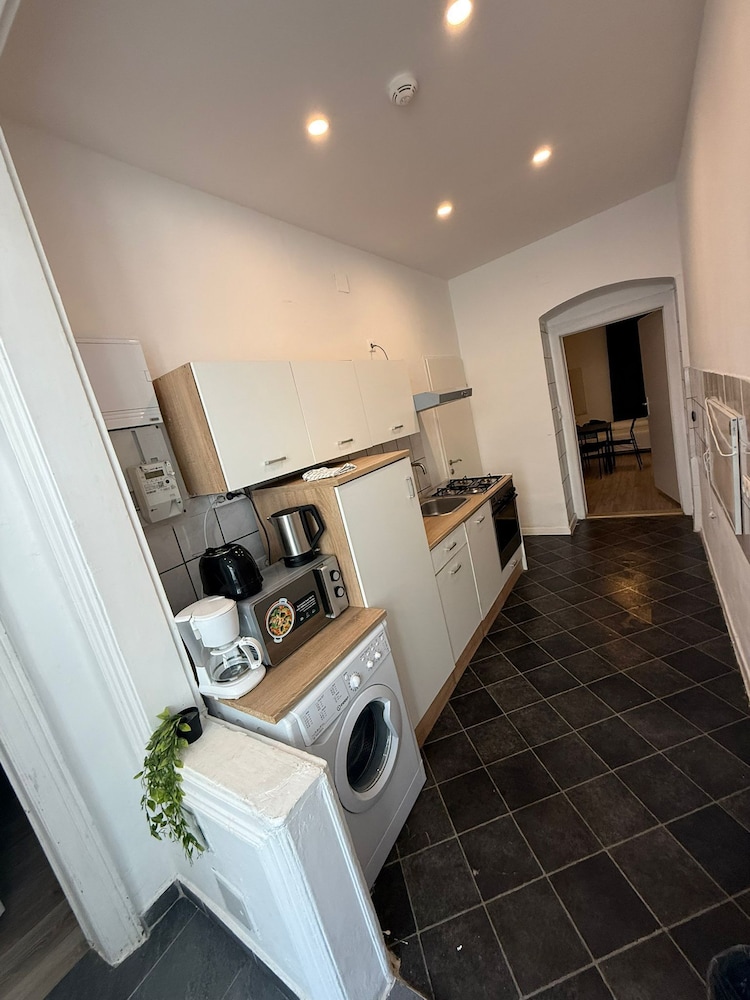Simple 2BR Near Westbahnhof Station