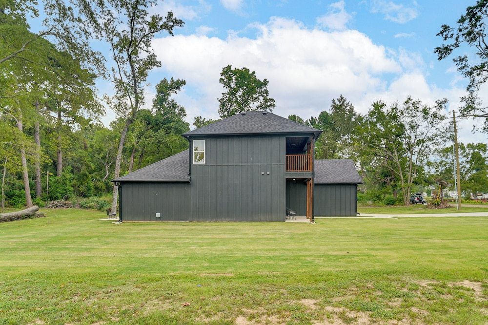 Lake-view Retreat w/ Games & Yard in Daingerfield