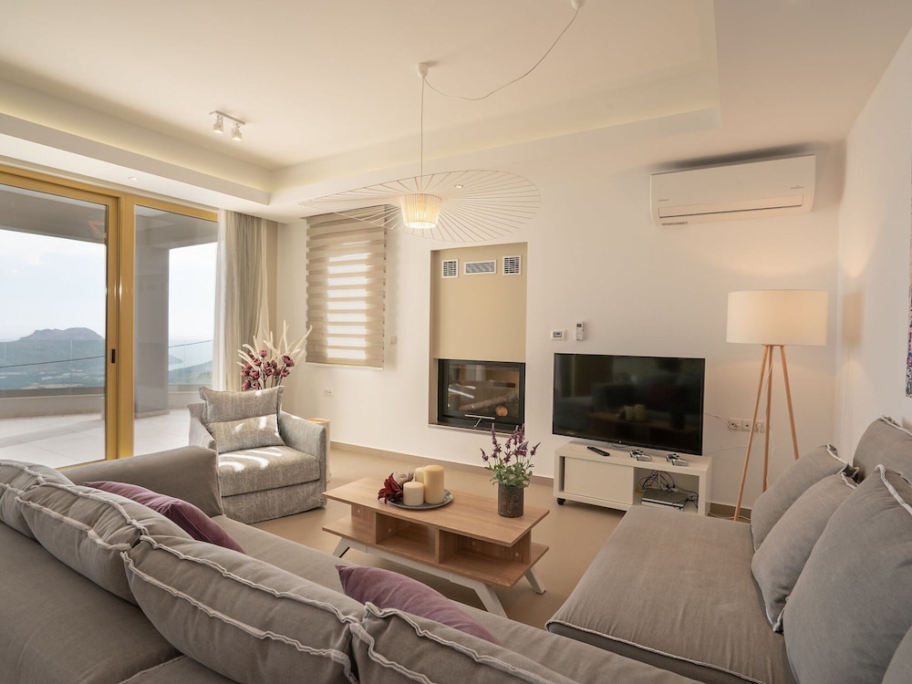 Modern Villa With Private Pool in Plakias