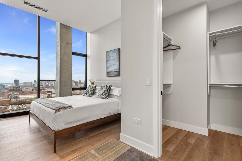 Skyline Penthouse Duo 6 Bedrooms for Large Groups