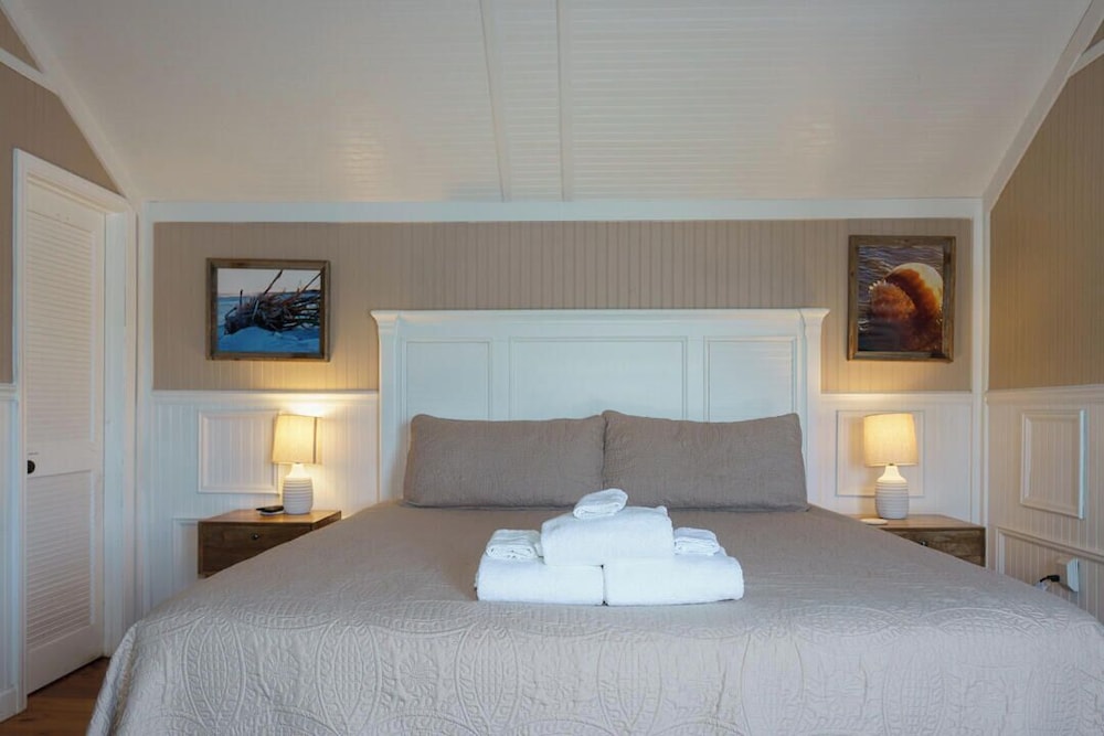 Charming 3-bed, 2-bath Home With Wonderful Views of the Golf Course