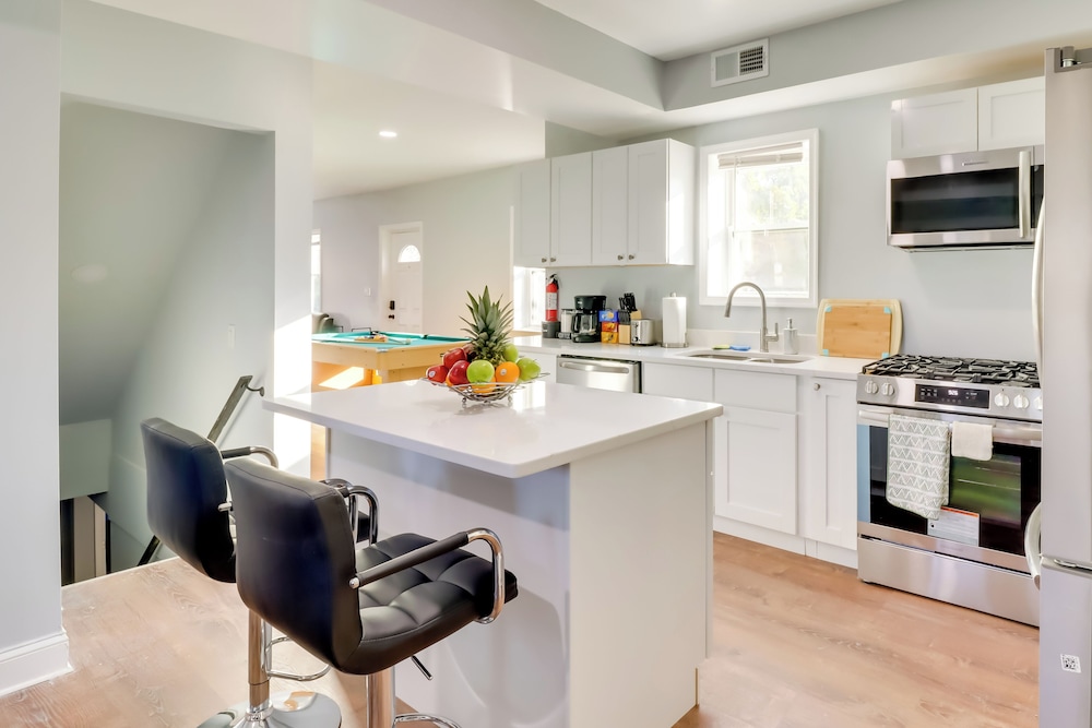 5 Mi to National Mall: DC Home w/ Pool Table